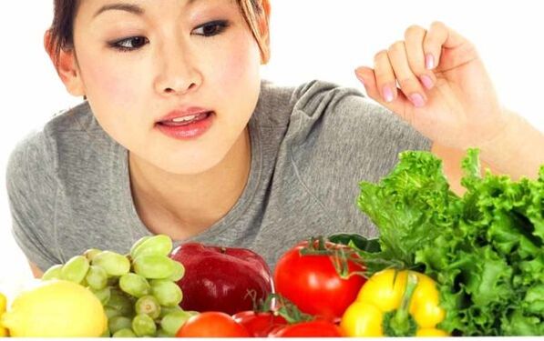 La fille japonaise choisit des produits pour un régime